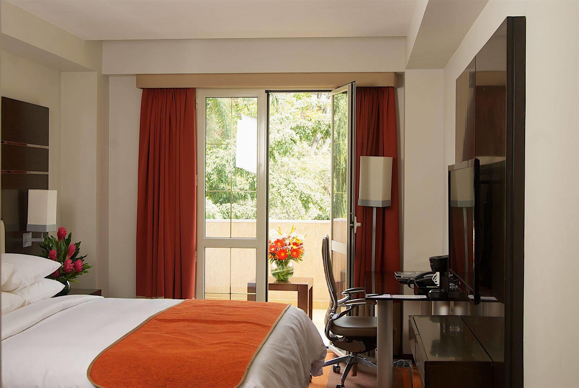 Hotel Altamira Village Каракас Екстер'єр фото